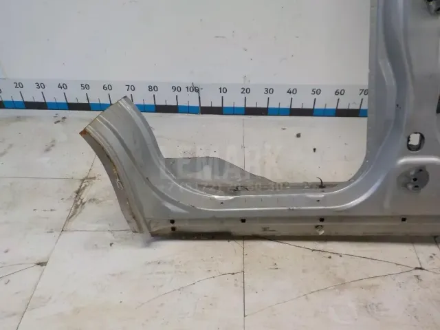 Порог со стойкой правый