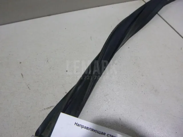 Направляющая стекла двери