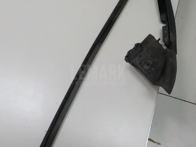 Направляющая стекла двери