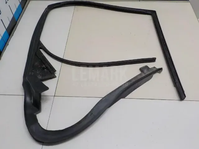 Уплотнитель стекла двери для  BMW X5 E53 2000-2007