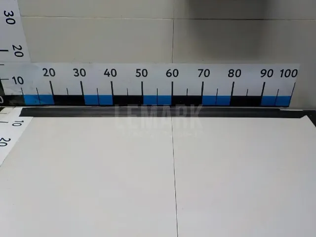 Накладка стекла переднего левого