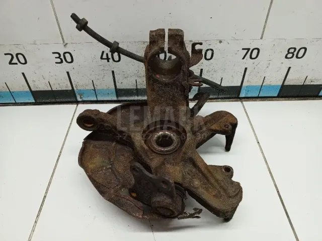 Кулак поворотный передний левый