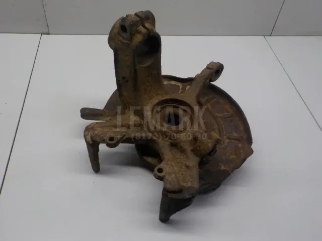 Кулак поворотный передний правый