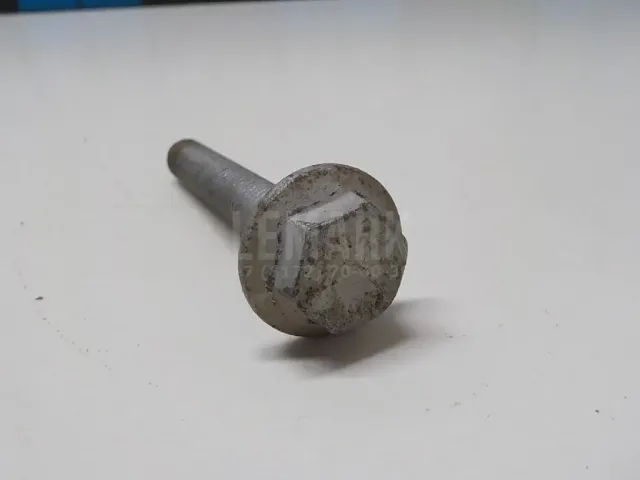 Болт заднего рычага