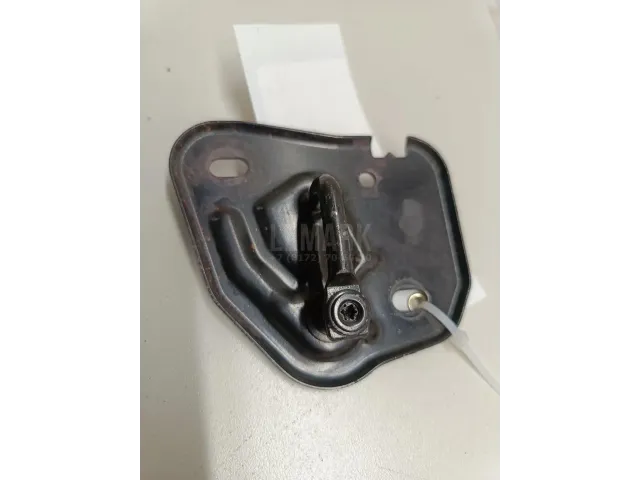 Ответная часть замка капота