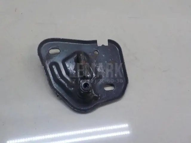 Ответная часть замка капота
