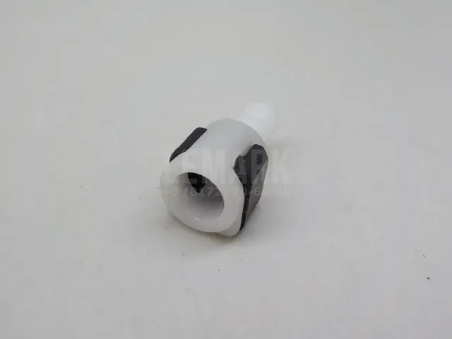 Штуцер трубки омывателя