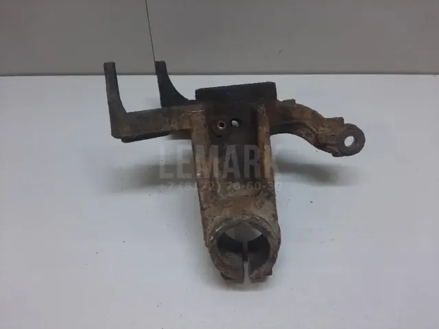 Кулак поворотный передний правый