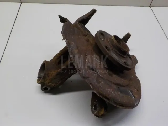 Кулак поворотный передний правый