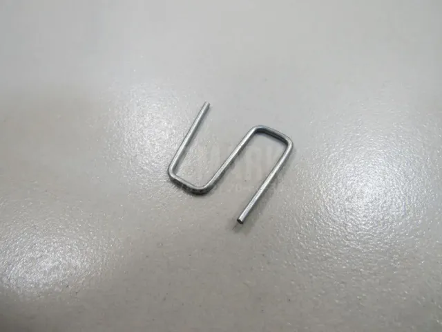 Пружина лючка бензобака
