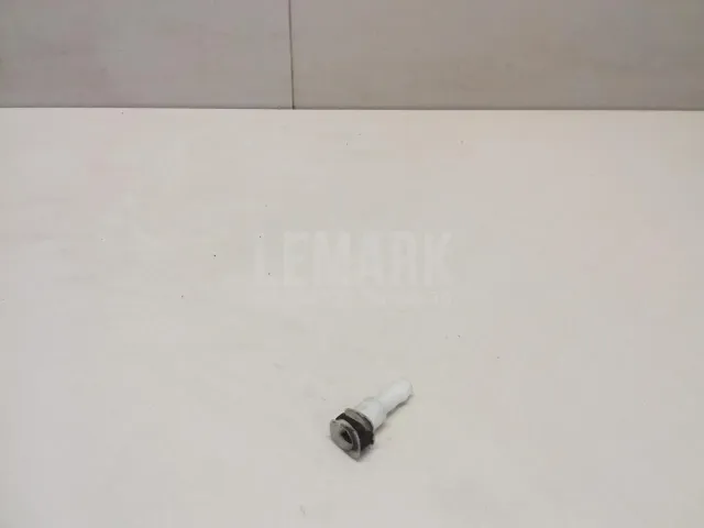 Штуцер трубки омывателя