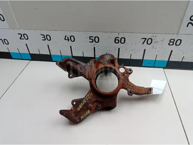 Кулак поворотный передний левый
