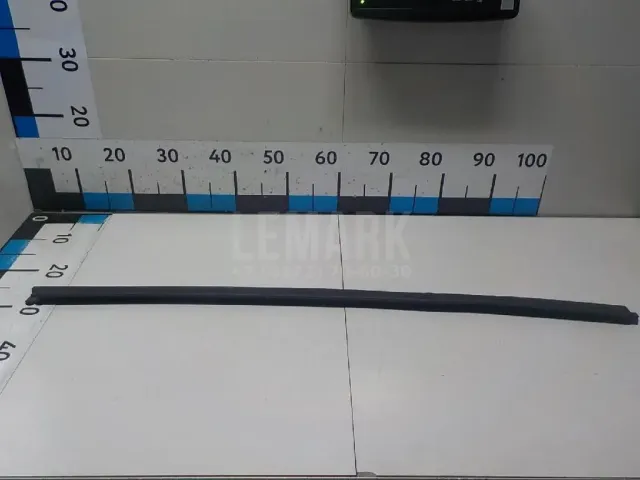Накладка стекла переднего левого