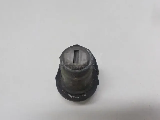 Вставка замка багажника
