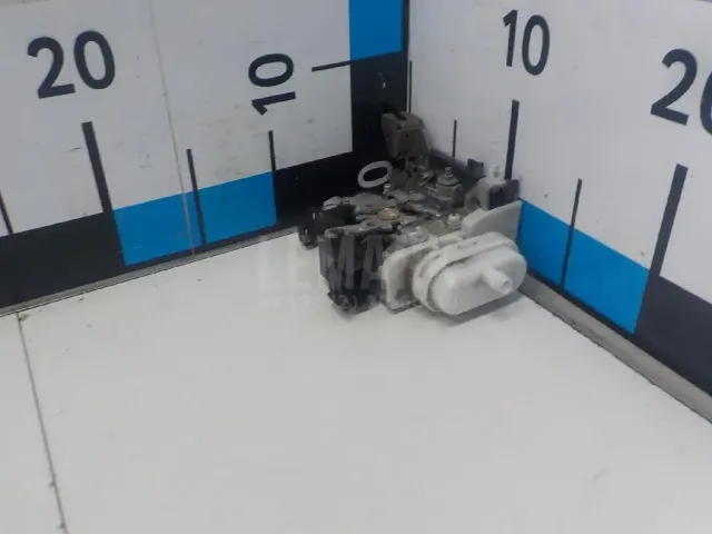 Замок двери передней левой для  Audi Allroad quattro 2006-2012