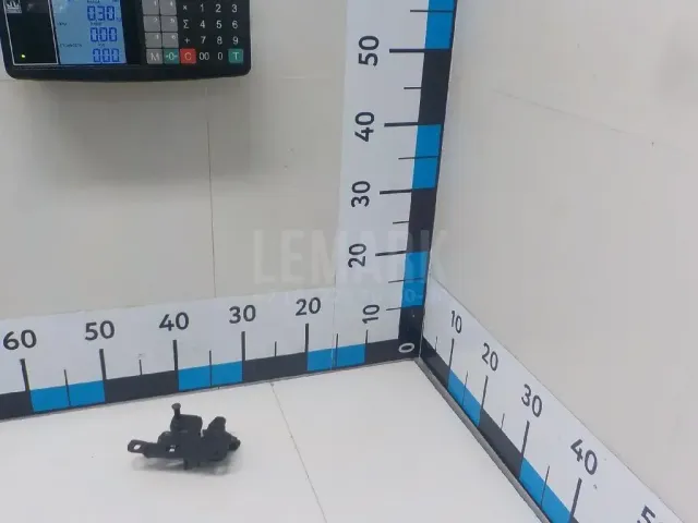 Замок капота