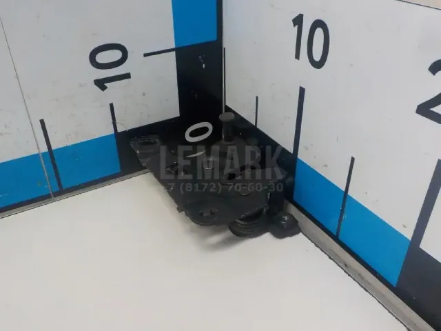 Замок капота
