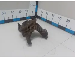 Кулак поворотный передний левый