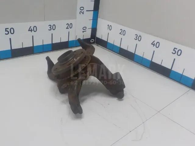 Кулак поворотный передний левый