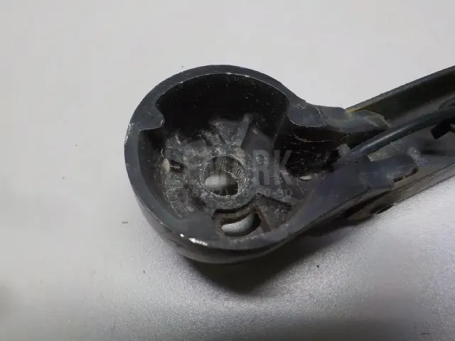 Поводок стеклоочистителя заднего