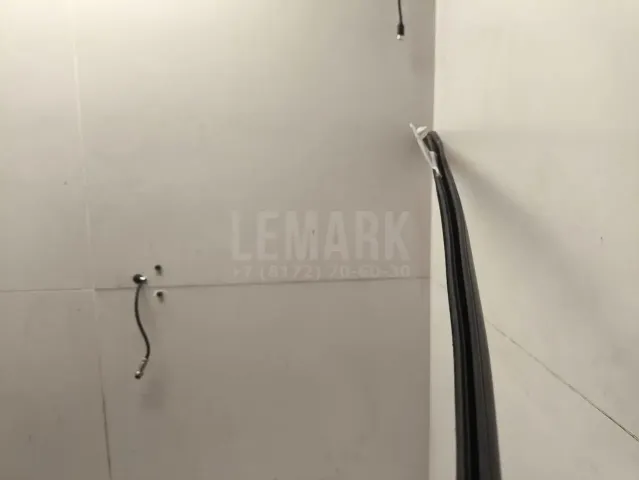 Накладка стекла переднего левого