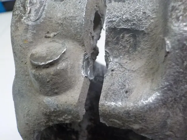 Кулак поворотный передний левый