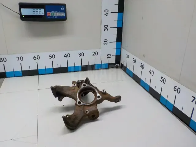 Кулак поворотный передний левый