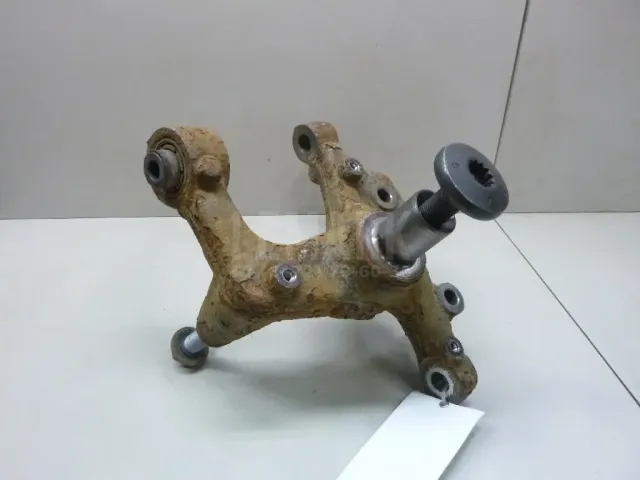 Кулак поворотный задний левый