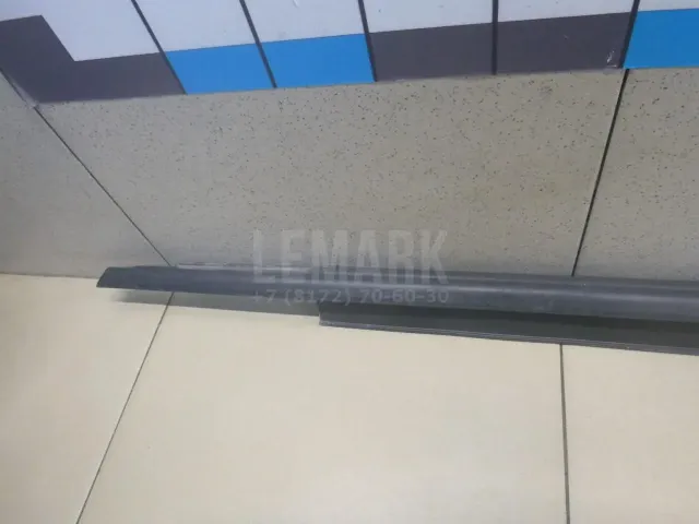 Накладка стекла переднего левого