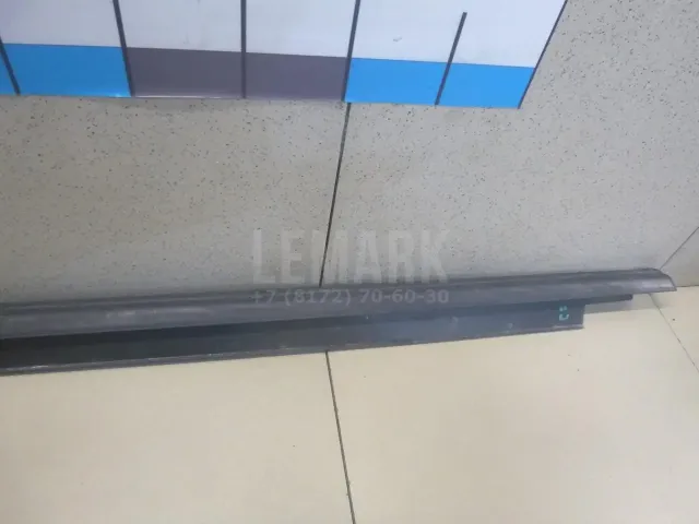 Накладка стекла переднего левого