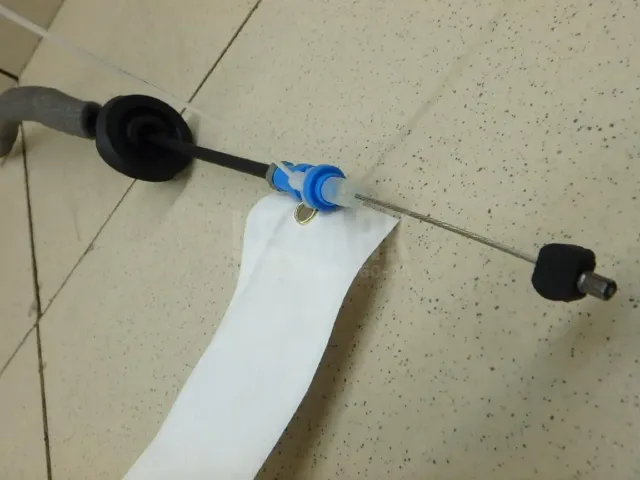 Трос открывания передней двери