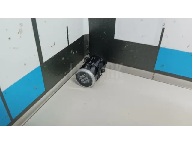 Кнопка запуска двигателя