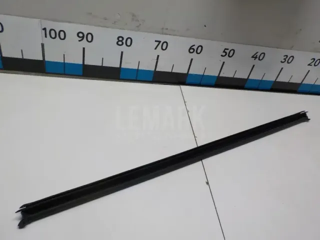 Накладка стекла переднего левого