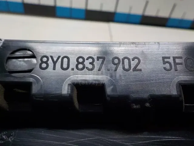 Накладка двери передней правой для  BMW 1-serie E82/E88 2007-2013