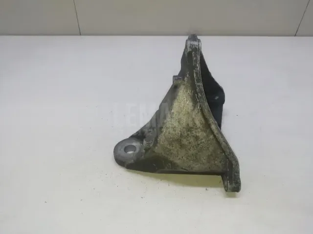 Кронштейн КПП правый