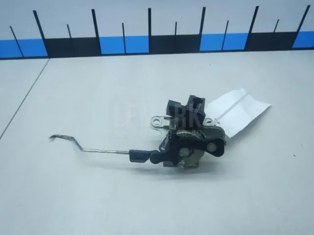 Вставка замка багажника