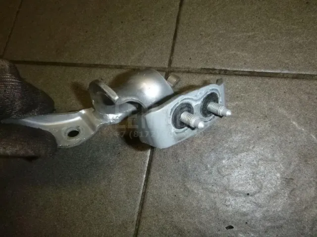 Петля двери багажника