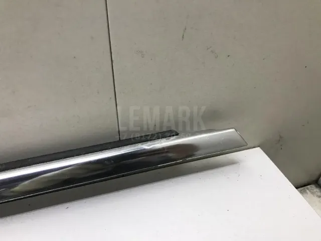 Накладка стекла переднего правого