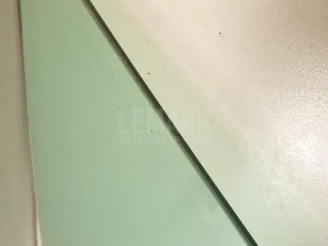 Стекло двери передней левой