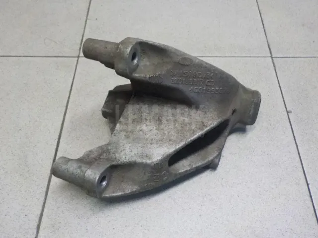 Кронштейн двигателя левый для  Audi A6 [C6,4F] 2004-2011