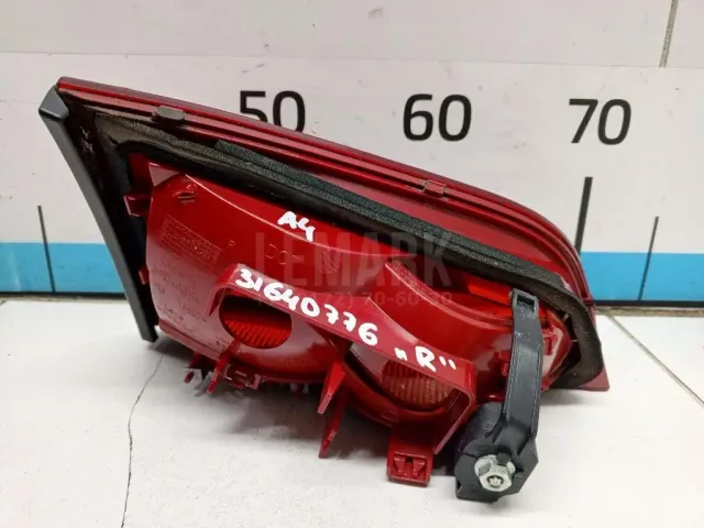 Фонарь задний внутренний правый для  GM Pontiac Vibe 2002-2007