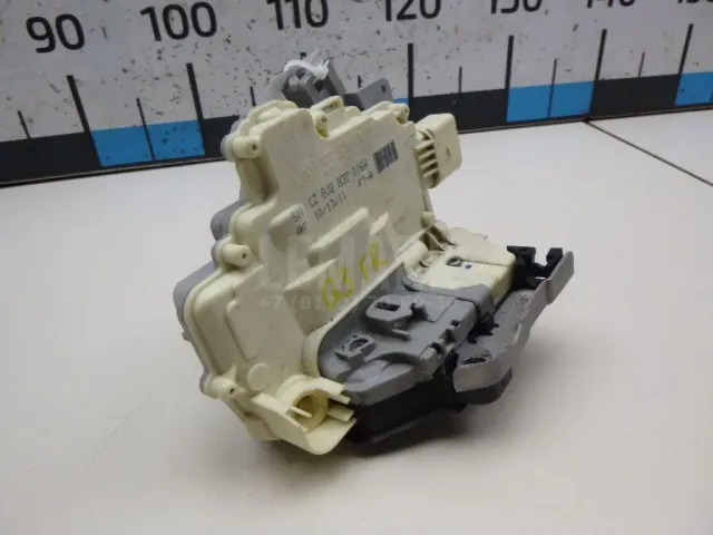 Замок двери передней правой для  Ford Kuga 2008-2012