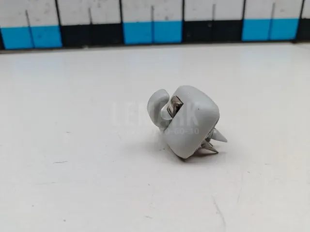 Крючок солнцезащитного козырька
