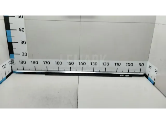 Накладка стекла переднего левого