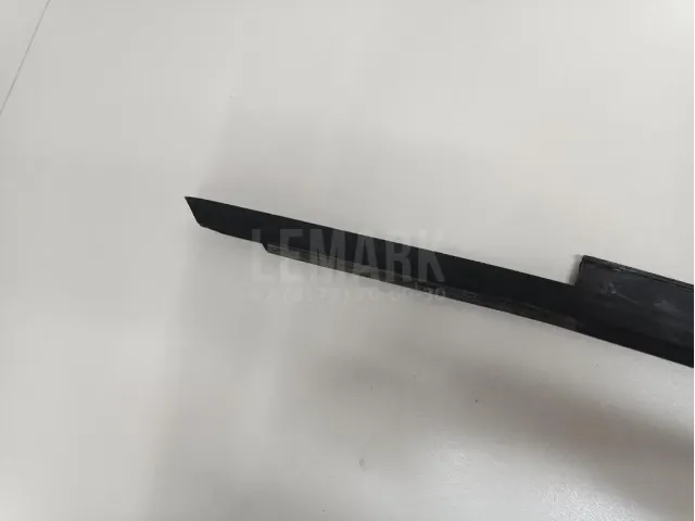 Накладка стекла переднего правого