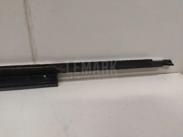 Накладка стекла переднего левого