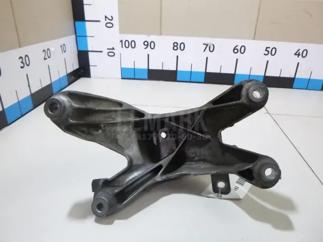Кронштейн двигателя правый для  Audi 100/200 [43] 0-1983