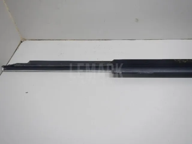 Накладка стекла переднего правого для  Audi Allroad quattro 2006-2012