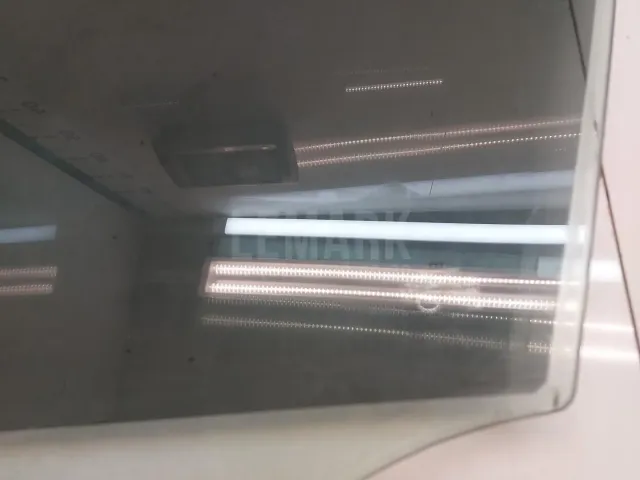Стекло двери передней левой