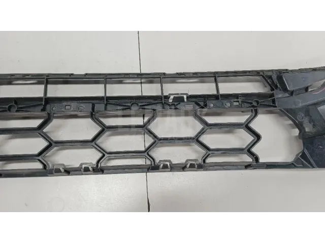 Решетка в бампер центральная для  Cadillac XT5 2016